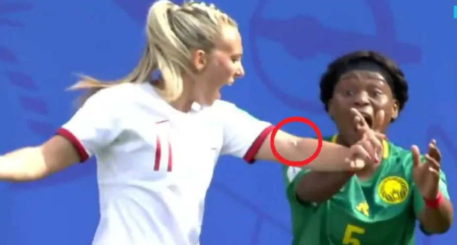 Plas në futbollin e femrave, gjeste të turpshme në ndeshjen Kamerun-Angli