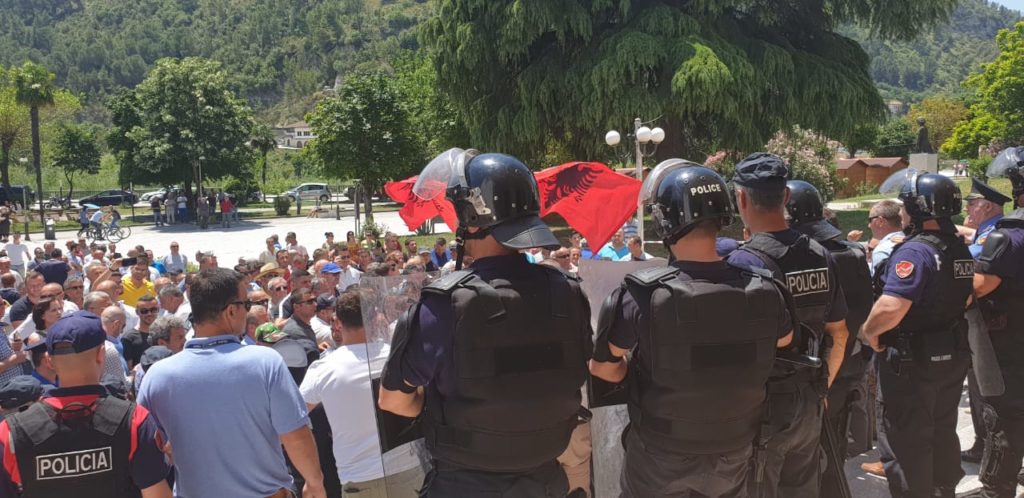 U përplasën me policinë në KZAZ-në e Beratit/ Procedohen 40 persona, në mesin e tyre zyrtarë demokratë
