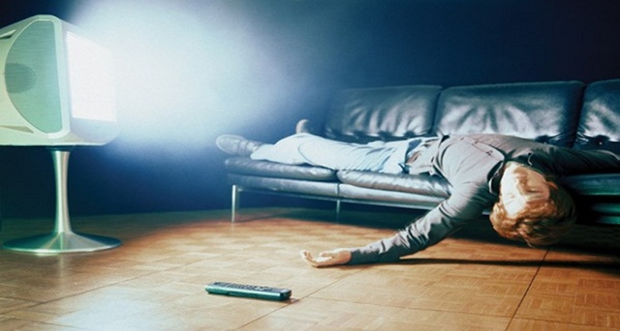 Studimi: Ja çfarë i ndodh trupit tuaj nëse ju zë gjumi me televizorin ndezur