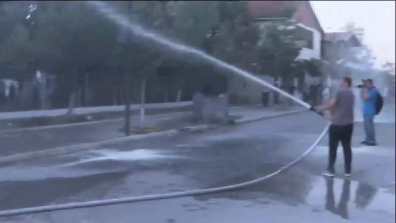 Policia hedh gaz lotësjellës drejt protestuesve në Kavajë, zjarrëfikësit kundërpërgjigjen me ujë me presion
