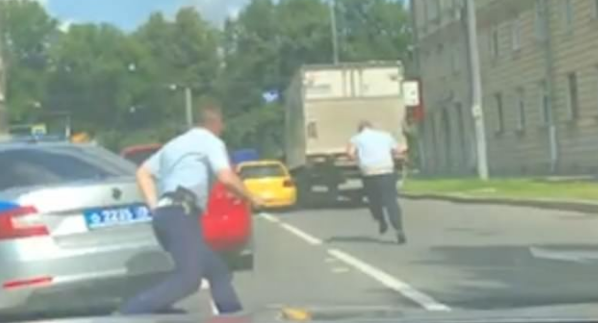 Po ndiqnin Golf 4, policisë i ndodh e papritura në mes të rrugës