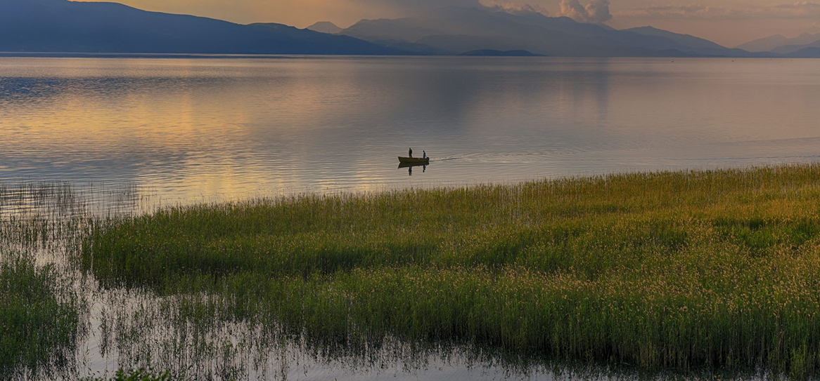 UNESCO merr në mbrojtje edhe pjesën shqiptare të liqenit të Ohrit