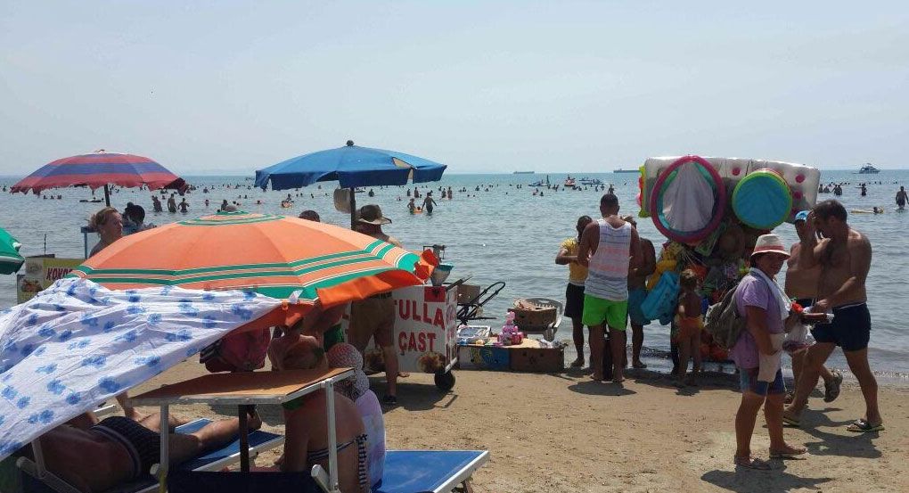 “Policia na ndjek sikur të ishim kriminelë”, shitësi ambulant tregon tmerrin që po përjetojnë në plazhin e Durrësit