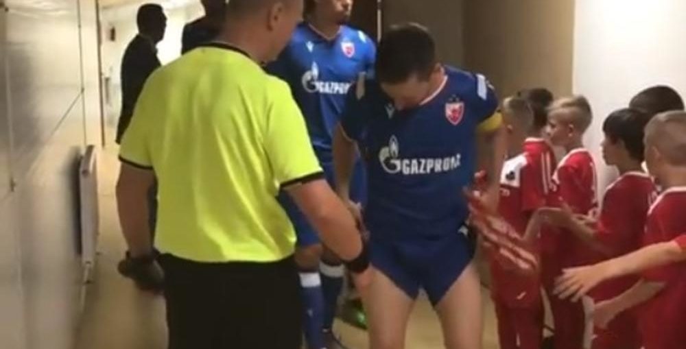 Gjesti që habiti lojtarët e ekipit serb, arbitri i kontrollon të gjithë nga mbathjet
