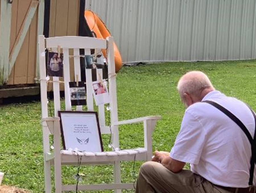 Fotoja që të thyen zemrën, gjyshi i nuses ha vetëm pranë memorialit të bashkëshortes që nuk jeton më