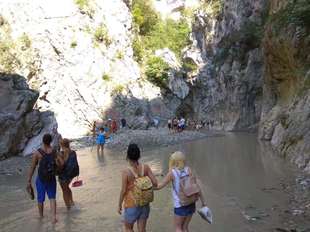 Bllokohen turistët shqiptarë në Kanionin e Holtës me telefonat jashtë funksionit, dyshohet për të mbytur