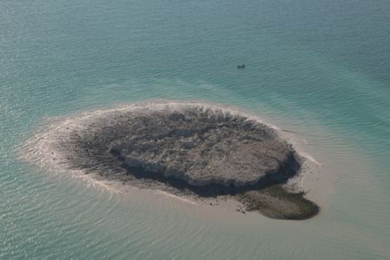 Zhduket ishulli që u krijua nga tërmeti