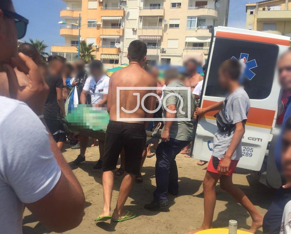 Mbytet një person në Durrës, e mbështjellin me plastmas dhe e hipin në ambulancë