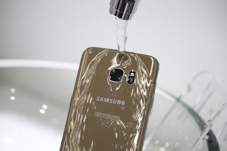 Reklamohet si rezistent ndaj ujit, ja pse duhet të mendoheni dy herë para se të lagni një Samsung