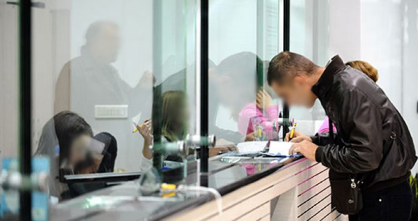 Në borxh me bankat, 6 nga 10 shqiptarë marrin kredi