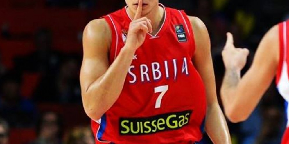Nxehen gjakrat në Itali, shqiptari ndjek me mjet të mprehtë në dorë basketbollistët serbë