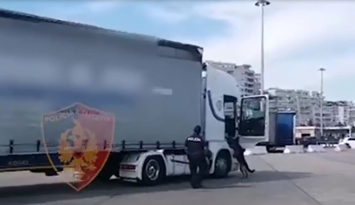 Qeni i zbulon 55 kg “mall jeshil” në kamion, kapet në flagrancë 35-vjeçari në Portin e Durrësit