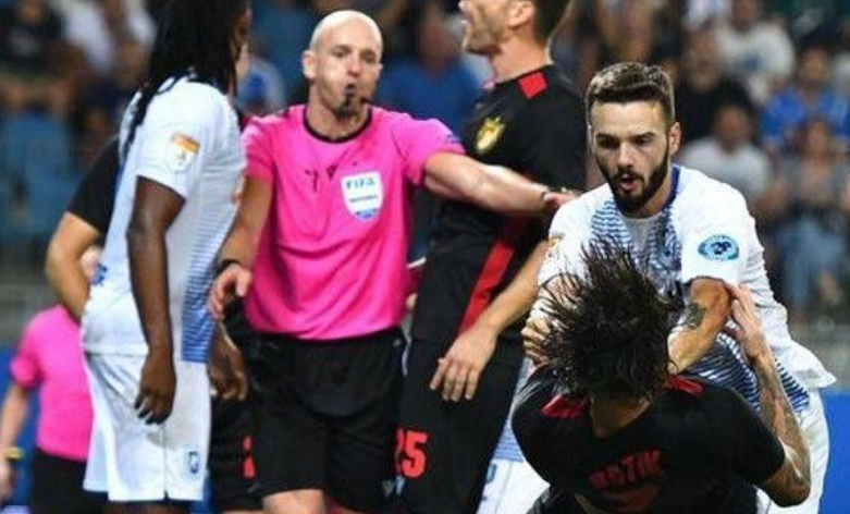 Iu vërsul kundërshtarit, futbollisti shqiptar dhe ekipi i tij e pësojnë keq