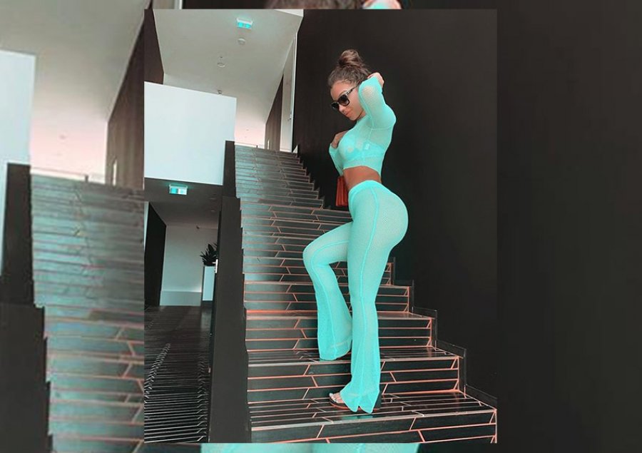 Rashel Kolaneci s’lë vend për imagjinatë, pozon mbi shkallë e veshur e gjitha në rrjetë