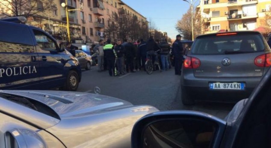 E rëndë në Vlorë, makina përplas 7-vjeçarin