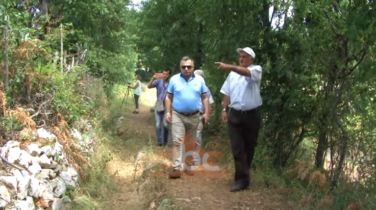 “Çermenika e Zezë”, brenda fshatit shqiptar “fantazmë” ku nënë Zyraja theri dhinë për Enverin