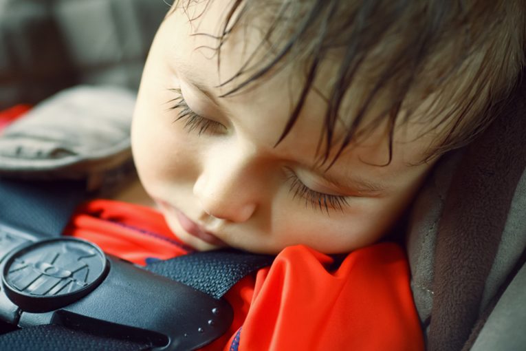 Jepet alarmi: Mos i lini kurrë fëmijët vetëm në makinë