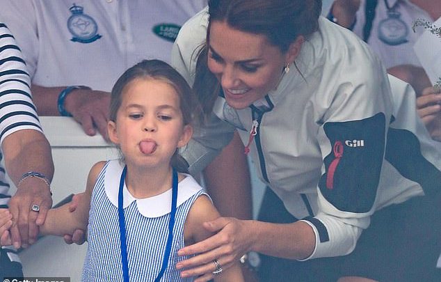 Princesha Charlotte i nxjerr gjuhën kameras, reagimi i të ëmës të lë pa fjalë