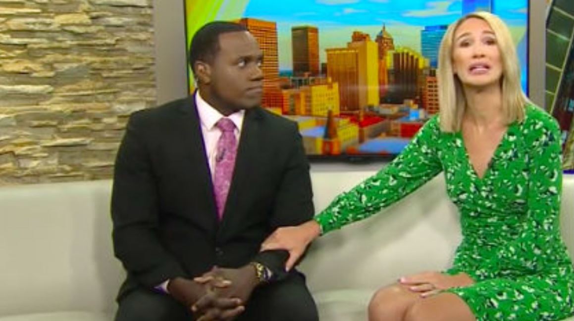 Kolegia krahason spikerin me ngjyrë me një gorillë në transmetim direkt