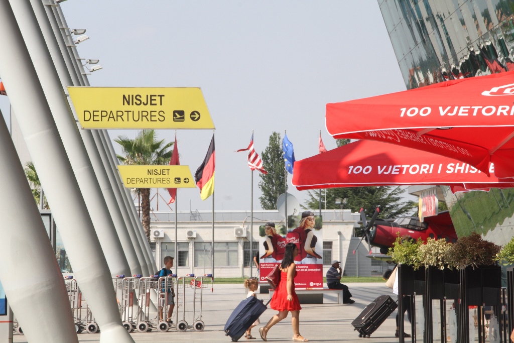 Çmenduri me çmimin e biletave të avionëve, në Rinas paguhet deri në 400 euro për një udhëtim