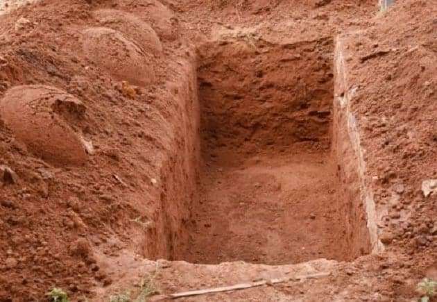 Pse njerëzit i varrosim 2 metra nën tokë dhe jo ndryshe?