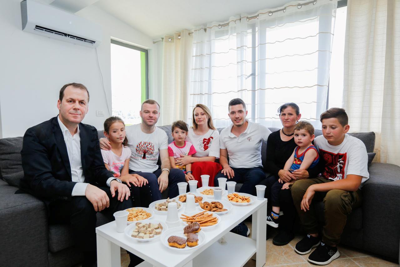 Presidenti i Grupit Balfin dhe Tirana Bank i japin fund vuajtjeve të familjes nga Kukësi