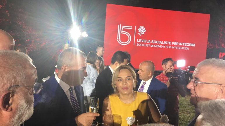 Gramoz Ruçi feston 15 vjetorin e LSI-së, shkëmben batuta me Kryemadhin