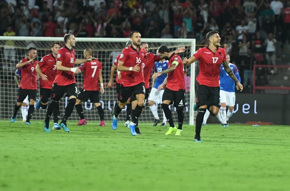 Roshi dhe Cikalleshi ngrenë peshë stadiumin, Shqipëria shënon edhe të katërtin