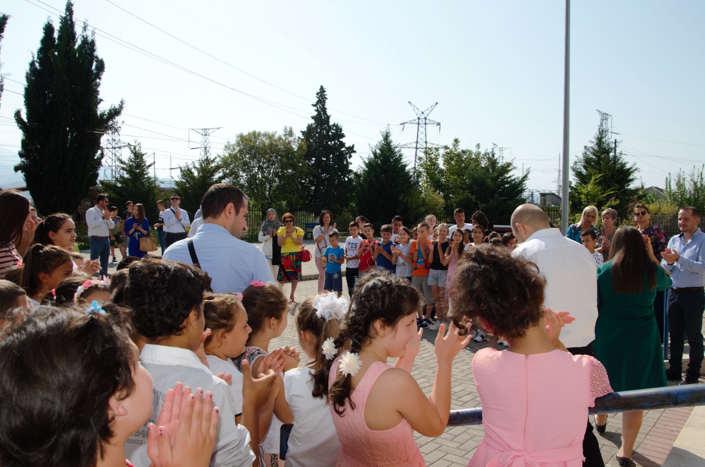Donacioni i AlbChrome/ Nxënësit e shkollës 9-vjeçare në Elbasan bëhen me një hapësirë të re