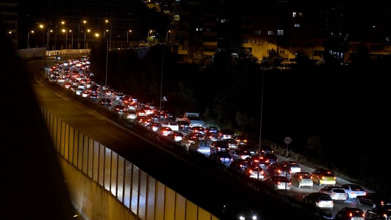E paprecedentë në historinë botërore, mijëra qytetarë po “arratisen” nga Tirana pas lajmit të rremë