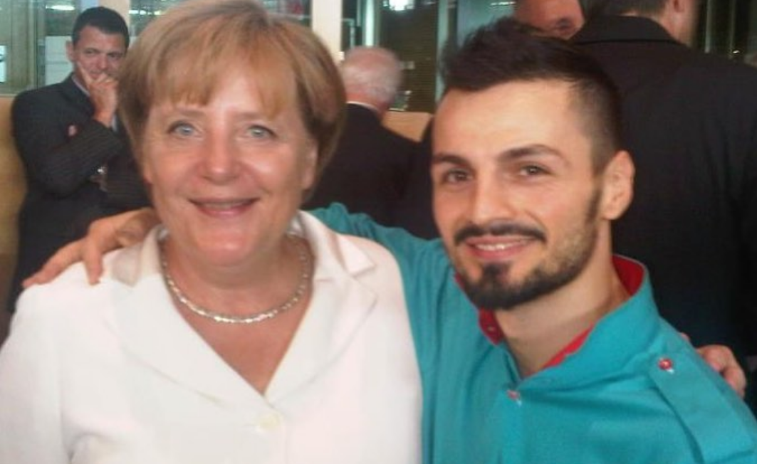 Jo vetëm Rama, kush është shqiptari i famshëm që kërcen e bën foto me Merkel?