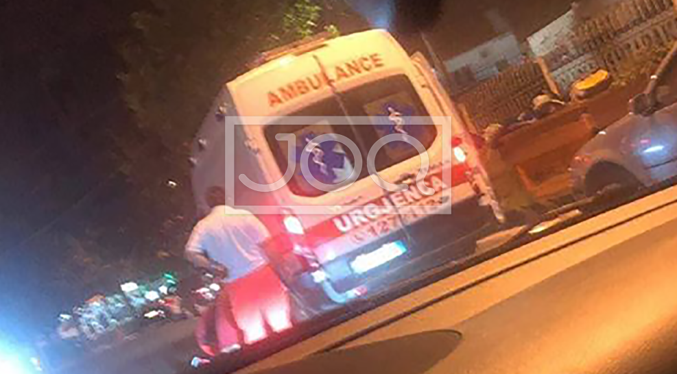 “Me të sëmurin brenda”/ Ambulancës në Tiranë i bie goma në mes të rrugës, por s’ka tjetër rezervë