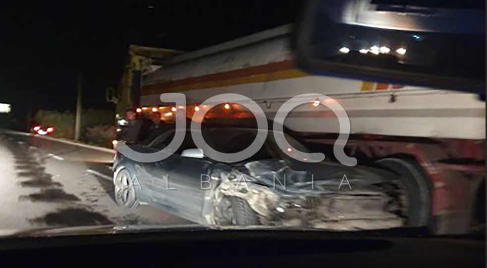 Aksident i rëndë në Fier, kamioni përplaset me makinën