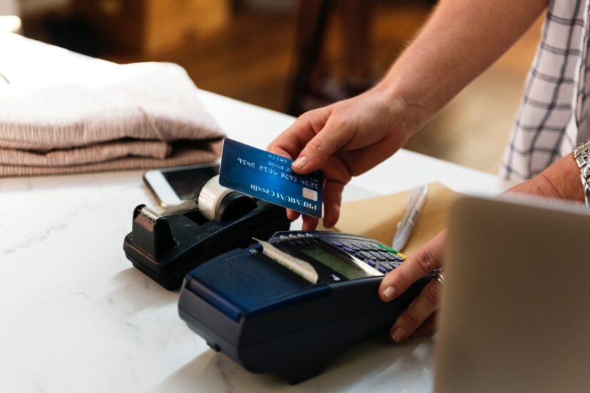 Një gjeni i keqpërdorur, arkëtari bën namin me kartat e kreditit të klientëve