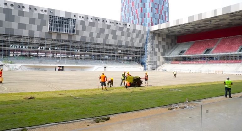 Nis shtrimi i tapetit në “Arena Kombëtare”, tifozët: Stadium i keq, në Paskuqan e kanë marrë këtë barin?