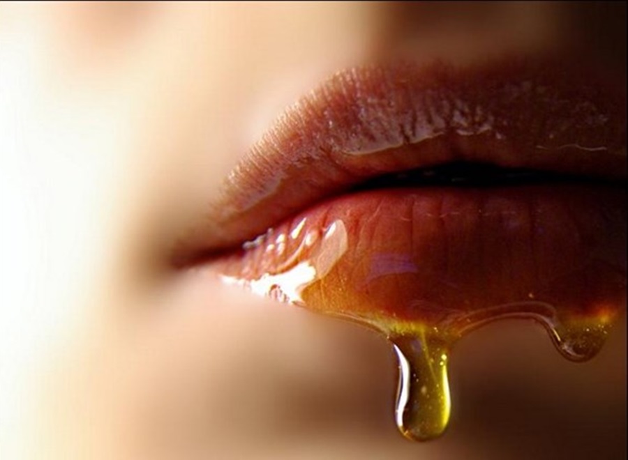 Pse bëni mirë të fusni në gojë një lugë mjaltë herët në mëngjes?