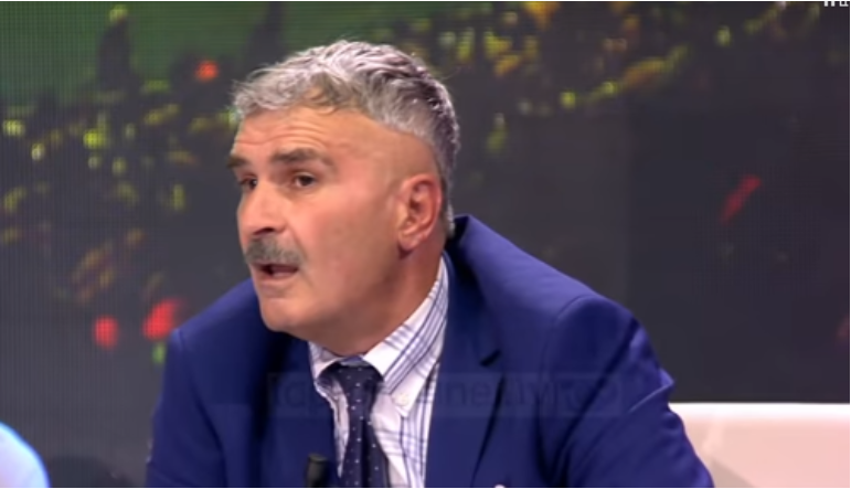 Kujtim Gjuzi i habit të gjithë me modelin e ri të flokëve