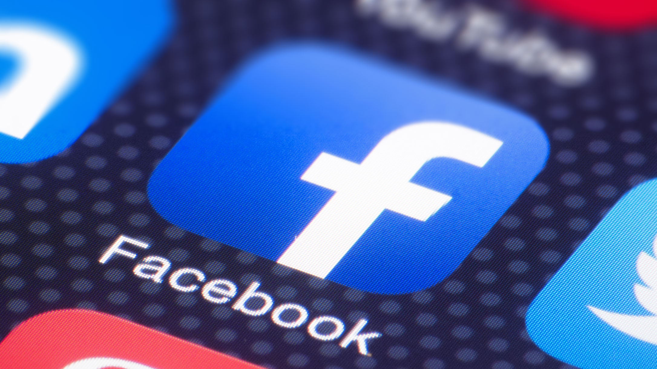 Facebook ka pezulluar dhjetëra aplikacione
