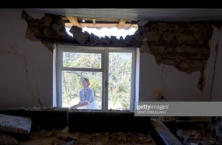 Çfarë fshihet pas fotos me gruan mes rrënojave në Tiranë?