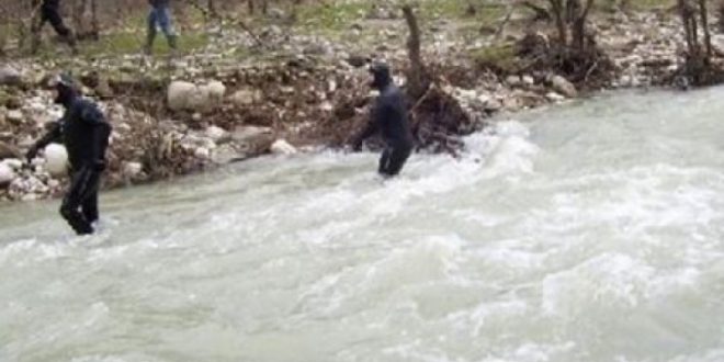 Vetëhidhet nga ura në lumin Shkumbin, burri humb jetën