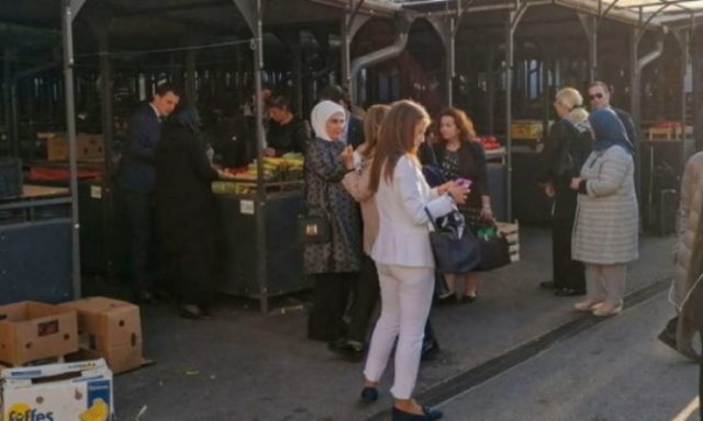 Gruaja e Erdogan habit serbët në treg: Me sa janë domatet?