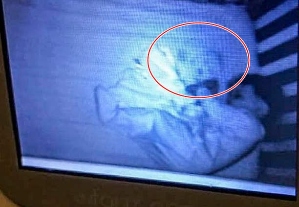 Sheh një fantazmë bebeje pranë fëmijës 2 vjeç teksa flinte, gruaja arrin të zbulojë misterin