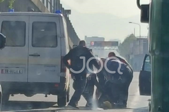 Ambulanca përplas këmbësoren në hyrje të Tiranës, gruaja bie pa ndjenja dhe mbytet në gjak