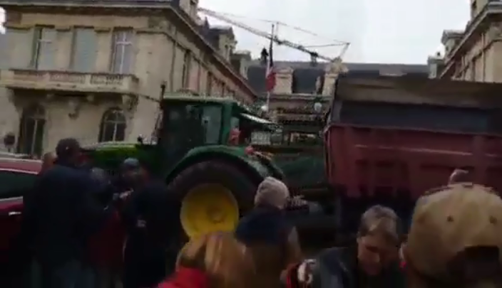 Shqiptari jep një mësim të mirë nga Franca: Fermerët protestojnë, bllokojnë hyrjet kryesore me mbeturina
