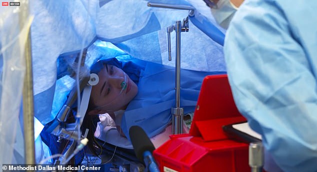 E zgjuar ndërsa kirurgët e operonin në tru, studentja guximtare transmeton dirket nga salla që ta shihnin të gjithë