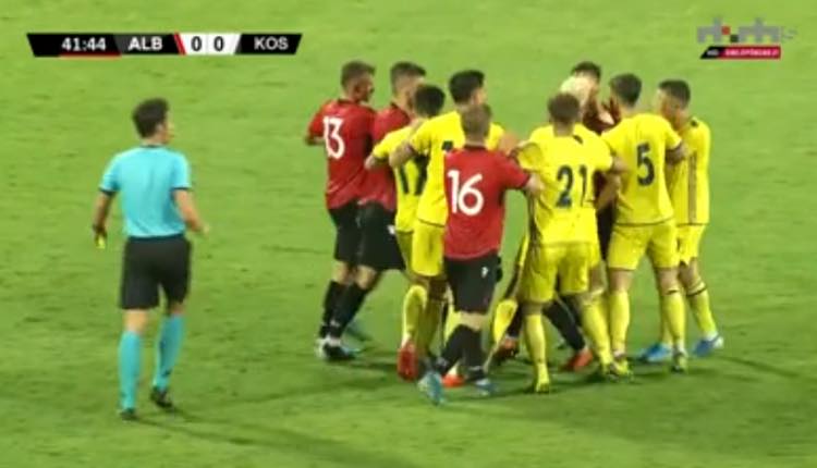 Nuk duket dhe aq vëllazërore, tension mes lojtarëve në ndeshjen Shqipëri-Kosovë