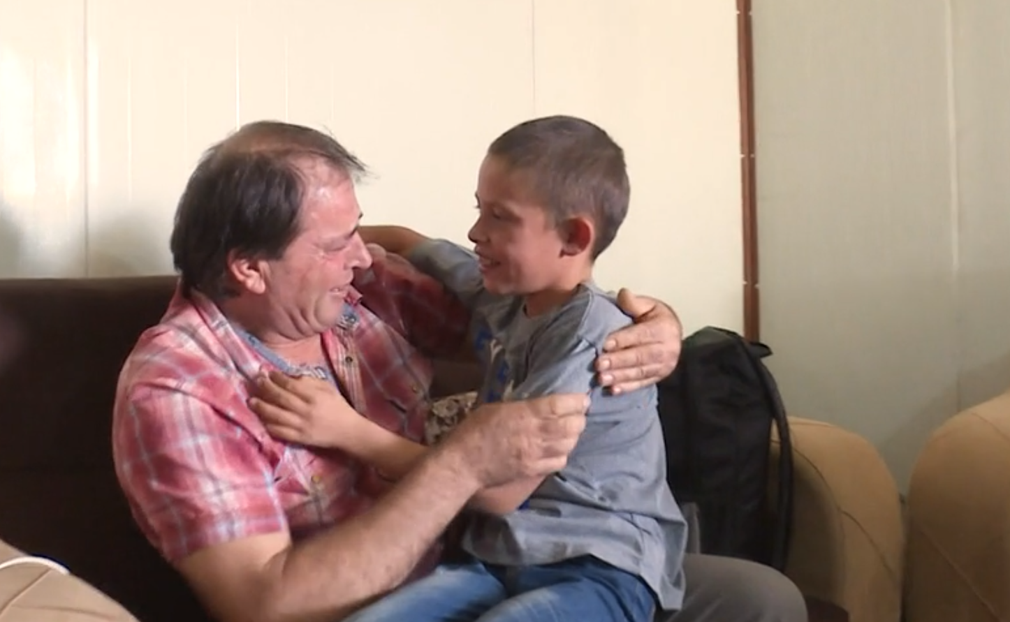 Gazetari italian e merr për të shpëtuar 11-vjeçarin, ambasadori shqiptar i mbyll telefonin