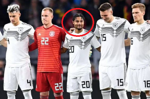 Qeshi teksa po mbahej një minutë heshtje, sulmohet ashpër lojtari i Gjermanisë