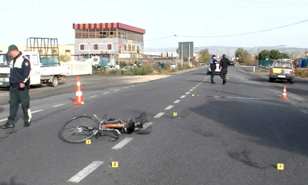 Makina përplas biçikletën në Vlorë, plagoset rëndë një person