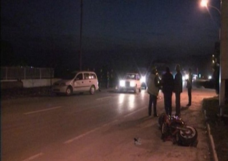 Makina përplas motorin në Tiranë, humb jetën një person